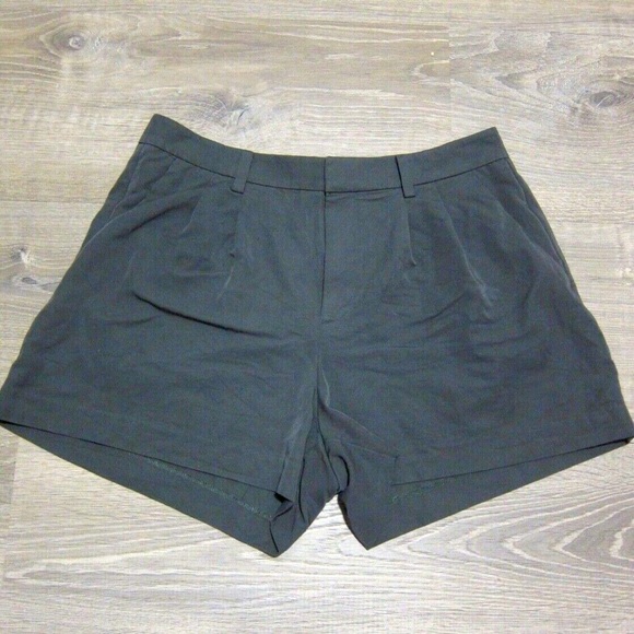 Uniqlo Green Pleated Casual Rayon Shorts - Picture 1 of 3